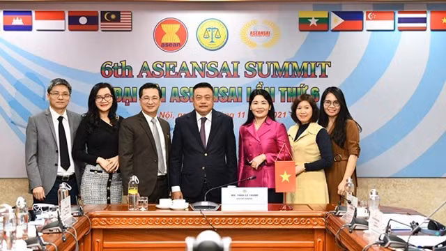 越南国家审计署审计长陈士青（中）出席会议。