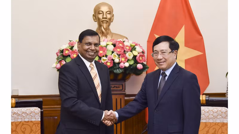 越南政府副总理兼外交部长范平明会见斯里兰卡驻越南大使。（图片来源：VGP）