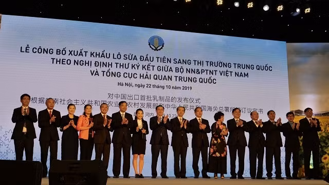 两国政府官员以及双方企业代表签署合同后合影。（杜康 摄）