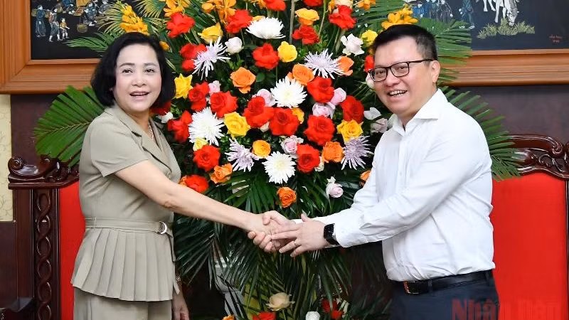 黎国明总编辑感谢国会常委会代表工作组组长阮氏青前来《人民报》社祝贺越南革命新闻日。