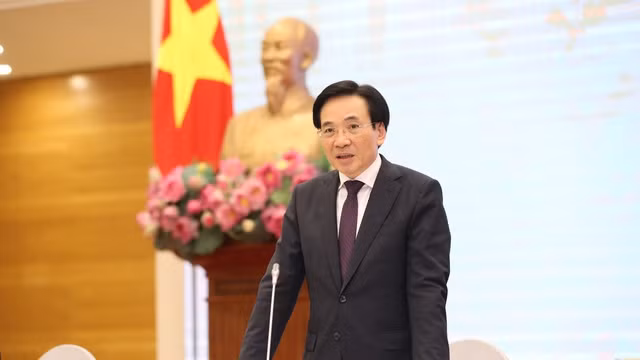 政府办公厅主任、部长陈文山在会上讲话。