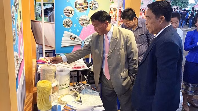 附图：越南和老挝力争实现2019年双边贸易额至少同比增长10%的目标。