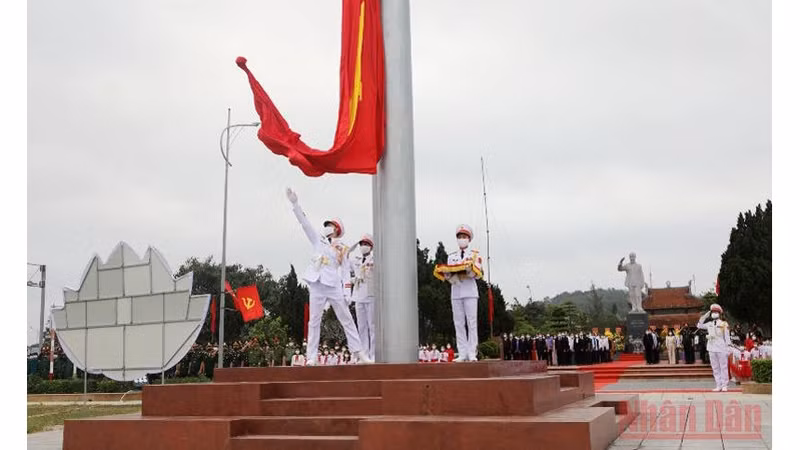 广宁省姑苏岛上祖国旗台竣工仪式和升旗仪式隆重举行。