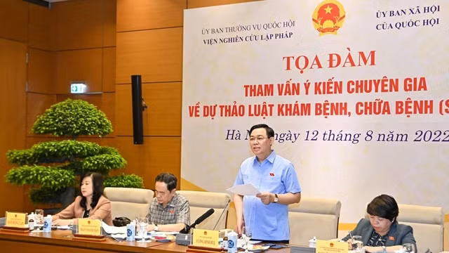 国会主席王廷惠在座谈会上讲话。