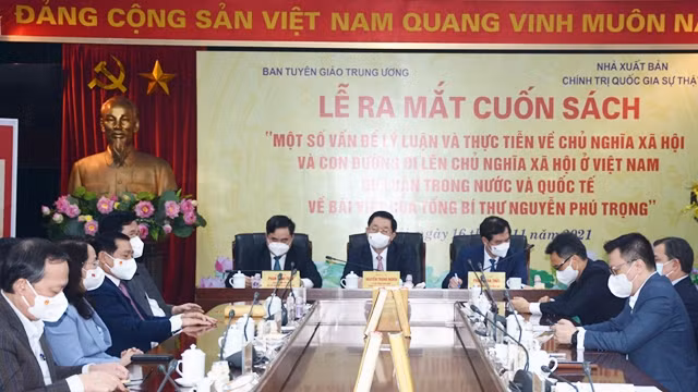 《社会主义理论与实践若干问题和越南走向社会主义的道路—有关阮富仲总书记的文章的国内和国际舆论》一书发布仪式。