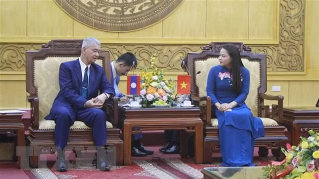 宁平省委书记阮氏秋河会见老挝万象市委书记阿努哈普•图纳洛姆。
