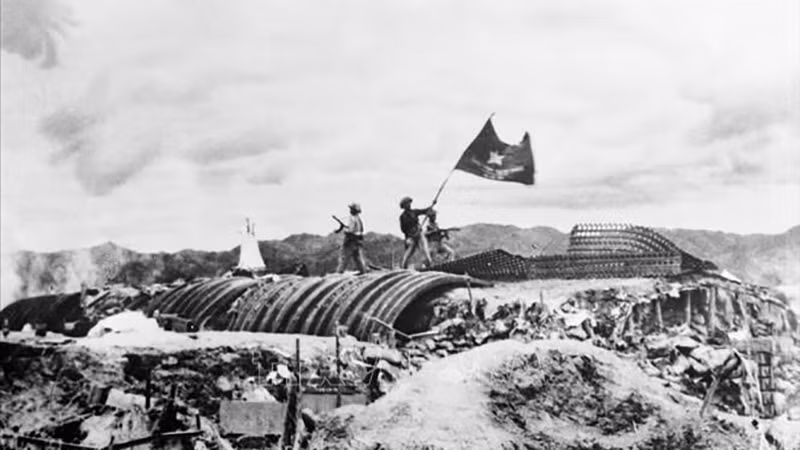 1954年5月7日下午，越南人民军“决战决胜”旗帜在德·卡斯特里斯防空洞顶上飘扬。奠边府战役获得全胜。（图源：越通社）