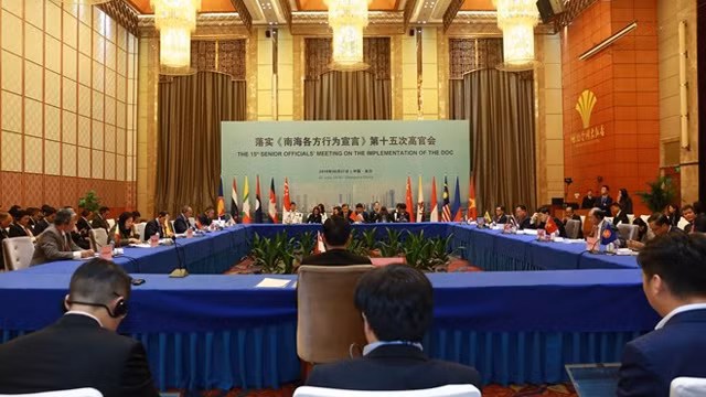 落实《东海各方行为宣言》第15次高官会场景。（图片来源：越通社）