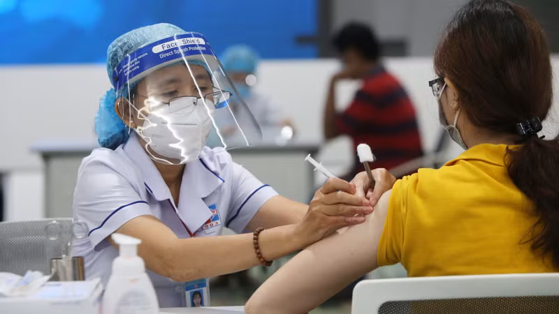 接种新冠疫苗仍是有效控制疫情的战略性措施。