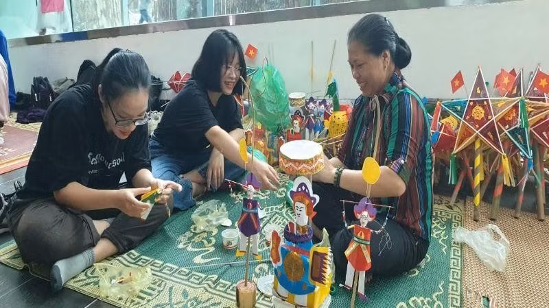 游客参加制作中秋玩具。