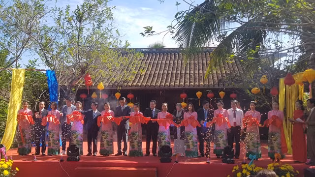 第五届越南-世界丝绸土锦文化节在会安开幕剪彩仪式。