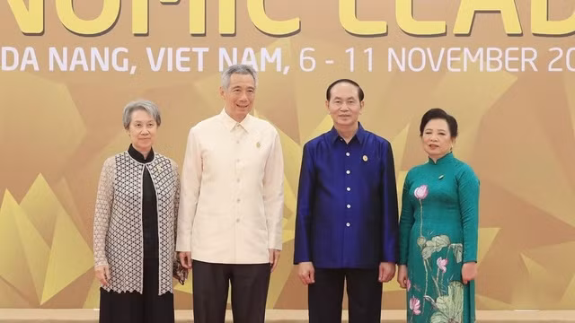 越南国家主席陈大光和新加坡总理李显龙穿着APEC服装。