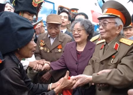 武元甲大将和夫人2004年探访奠边省。