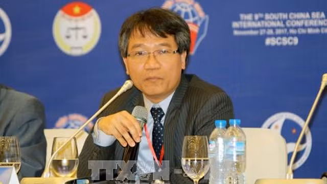 越南外交学院院长阮武松在研讨会闭幕式上发言。（图片来源：越通社）