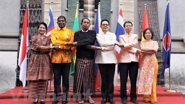 东盟各国驻意大利大使合影。（图片来源：越通社）