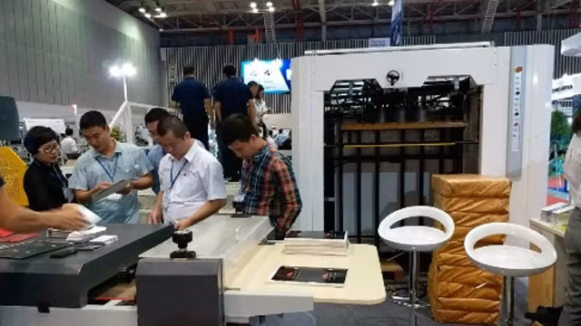 观众朋友观看印刷展位。