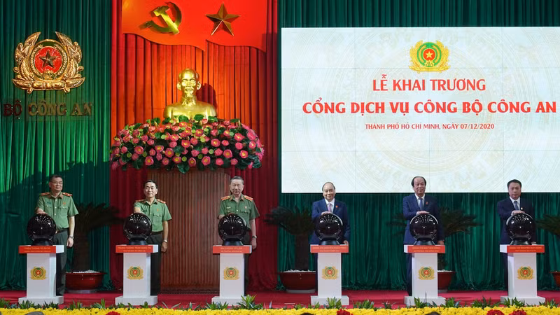 阮春福总理出席公安部公共服务门户平台开通仪式。