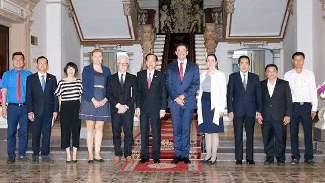 双方代表合影。