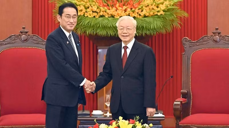 越共中央总书记阮富仲会见日本首相岸田文雄。（维玲 摄）