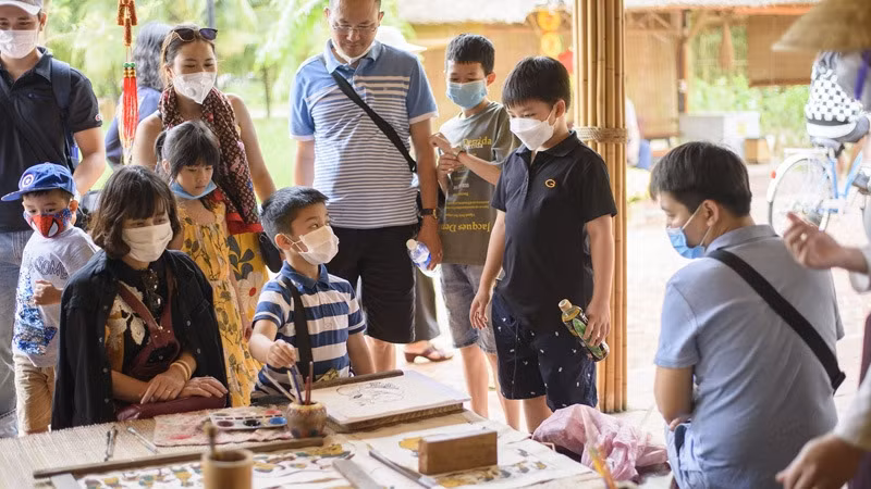 附图：游客参加广南旅游区的体验活动。
