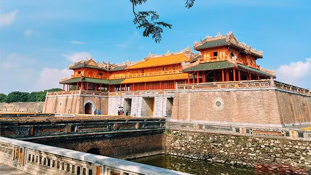 午门是顺化皇城的四门之一，是顺化城的正门，位于南面，俯瞰着极具诗意的香河，被认为是顺化城的巅峰建筑。 （图片来源：明维 摄）