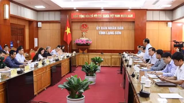 谅山省和北江省两地人民委员会领导召开工作会议。