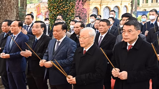 阮富仲总书记在敬天殿敬香缅怀为国立功的各位先帝和贤才。（登科 摄）
