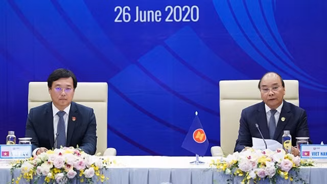 阮春福总理主持对话会。