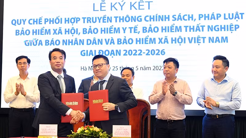 出席签字仪式的《人民报》社总编辑黎国明和越南社会保险机构总经理阮世孟。