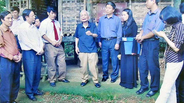 黄松同志及代表团造访了胡伯伯给武元甲同志交付任务之地。