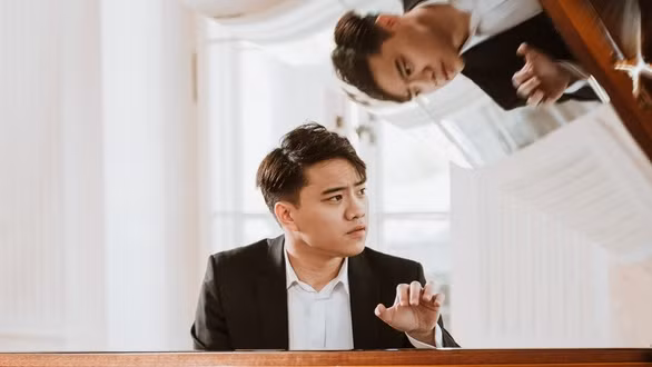 阮越忠钢琴师。（图片来源：年轻人报）