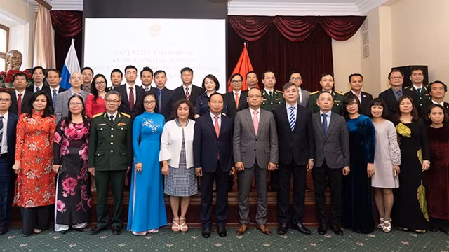 吴德孟大使与与会代表合影。