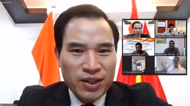 越南驻印度商务参赞裴忠上以线上方式出席会议。（图片来源：越通社）