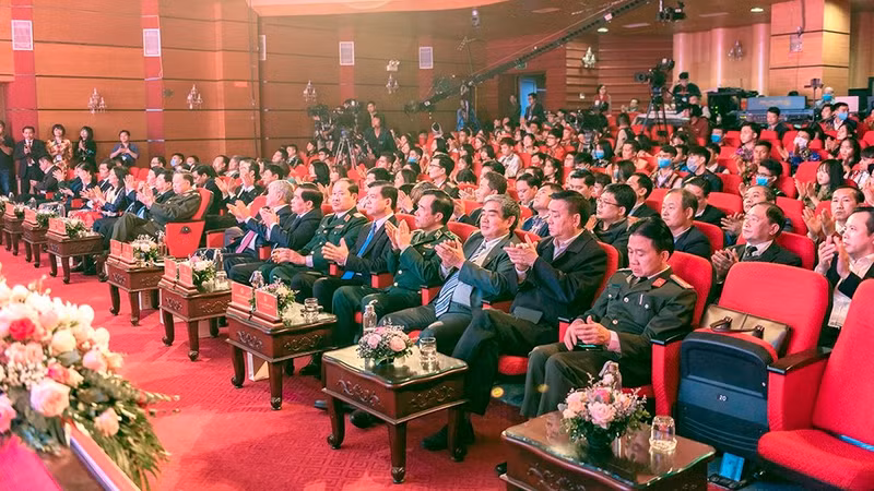 出席表彰大会代表。