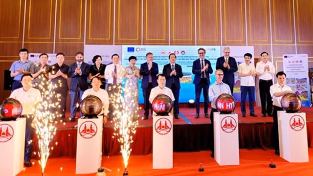 “越南北中部地区四省基础设施改善提升各城市气候变化抵御和恢复力”项目启动仪式现场。