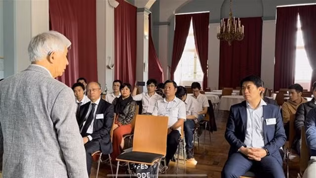 历届瓦莱奖学金获奖越南学生见面会场景。