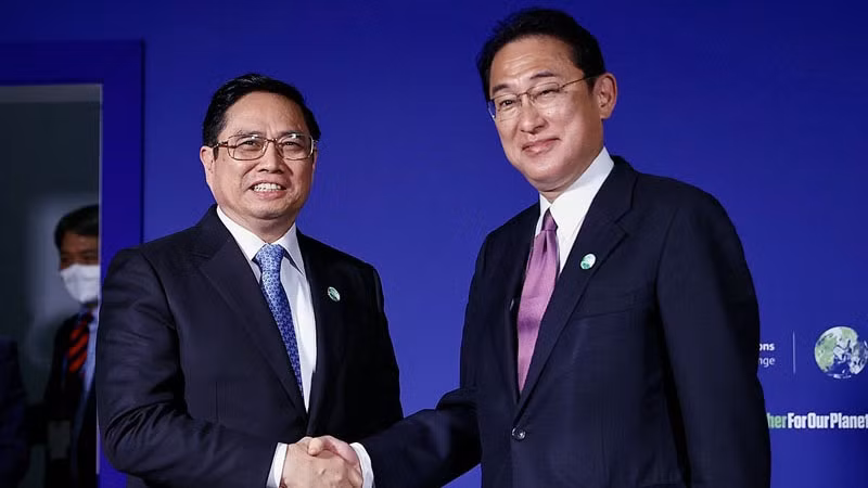 在出席COP26期间范明正总理会见日本首相岸田文雄。（图片来源：越通社）