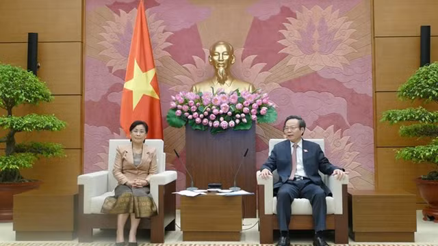 越南国会副主席冯国显会见老挝国家审计署审计长温通•西潘敦。（图片来源：国会官网）