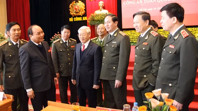 阮富仲总书记、阮春福副总理同公安部领导交谈。（图片来源：人民公安报）