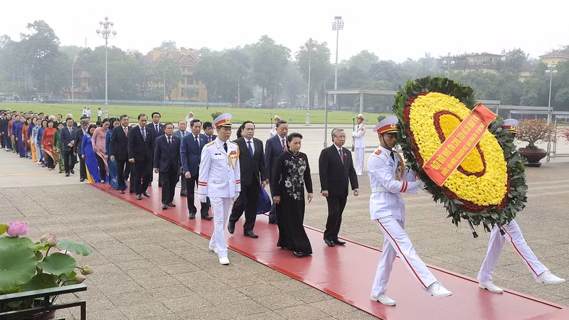 国会代表在出席第十四届国会第九次会议前夕拜谒胡志明主席陵。（登科 摄）