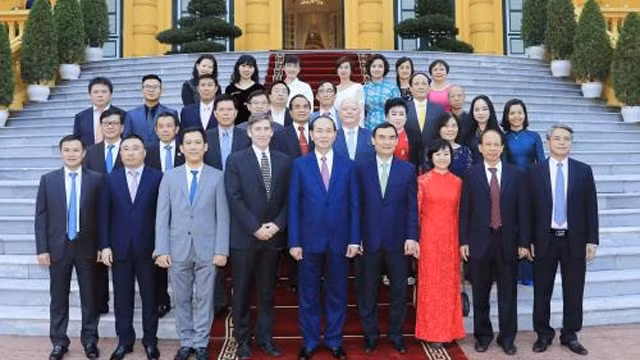 陈大光主席同赞助商合影。（图片来源：越通社）
