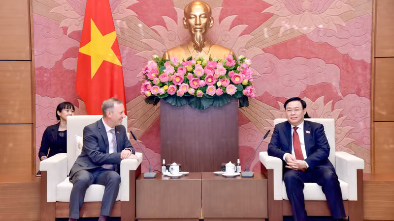 越南国会主席王廷惠会见英国驻越大使加雷斯·沃德。（维灵 摄）