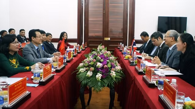 越南胡志明市法院领导与泰国最高法院院长切普就双边法院工作举行会议。