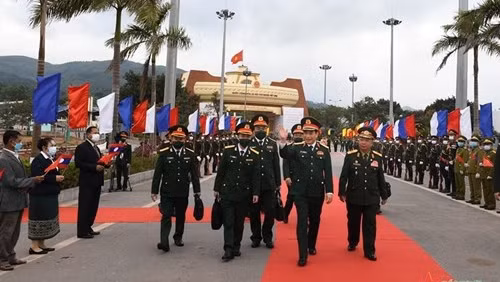 占沙蒙•占雅拉大将与潘文江大将共同主持越老边境国防友好交流。（图片来源：人民军队）