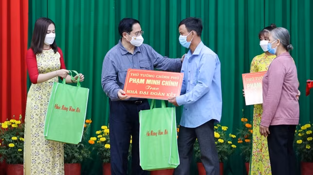 范明正总理向永廉和三平两县的贫困户赠送爱心房。