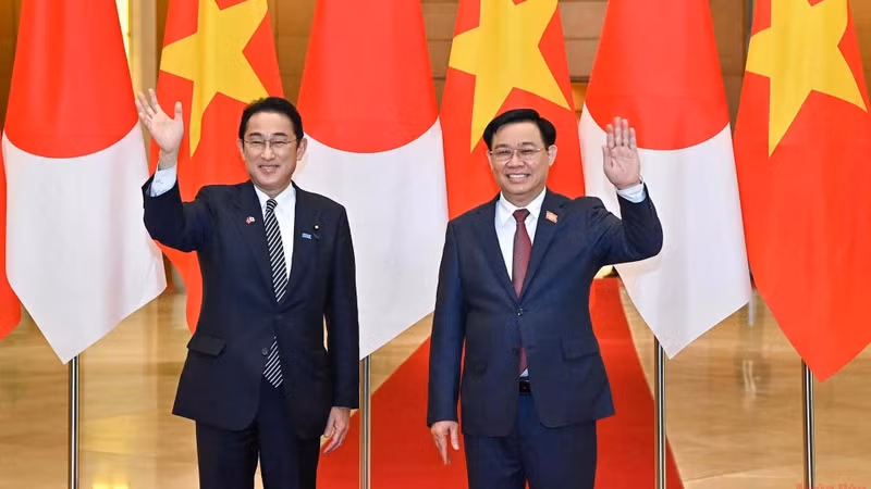越南国会主席王廷惠与日本首相岸田文雄。（维玲 摄）