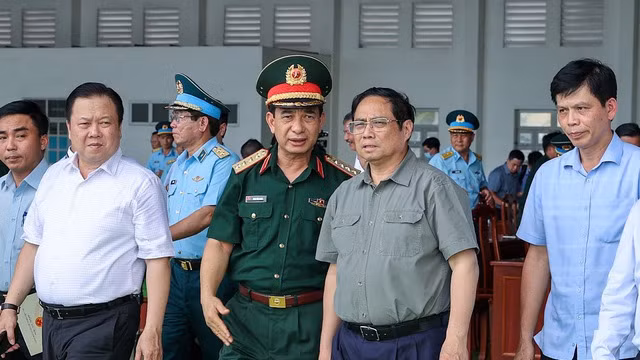 范明正总理视察胡志明市新山一国际机场T3航站楼建设项目。