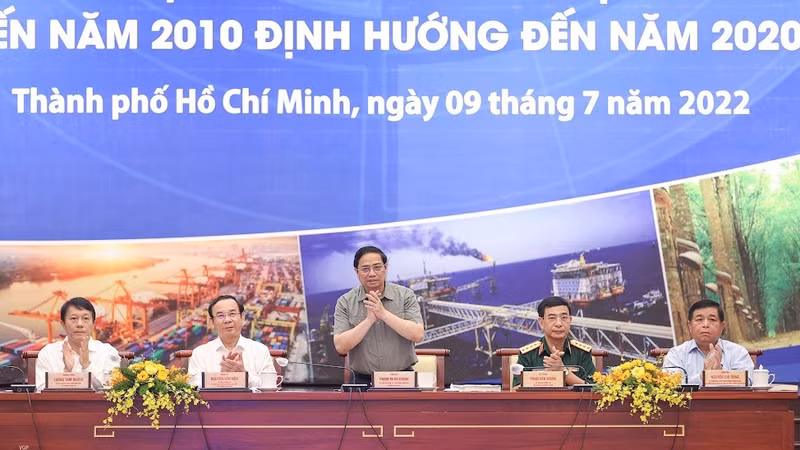 政府总理范明正在会上发言。