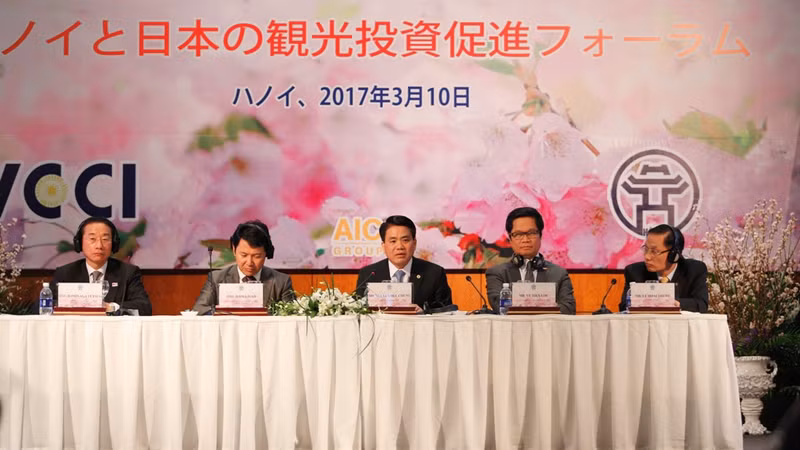 河内市人民委员会主席阮德钟（中）主持座谈会。