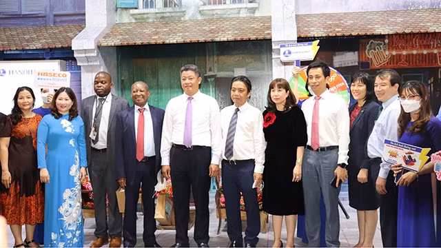 各位代表参观展览区。